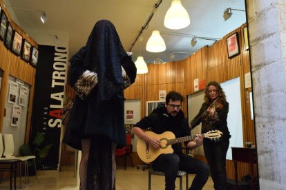 Imagen de la performance que llevó a cabo la Sala Trono para decir adiós a su local.