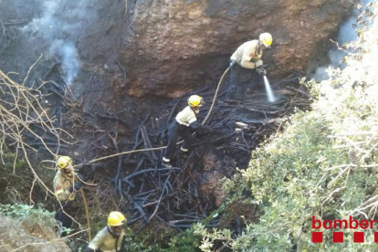 Un fuego quema en un barranco de difícil acceso a Alcover