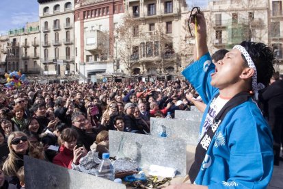 Un presentador de TV japonés participó en el concurso de comida calçots.