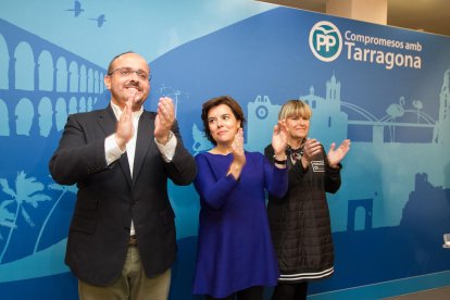 Imatge de Soraya Saénz de Santamaría amb el cap de llista del PP per Tarragona, Alejandro Fernández.