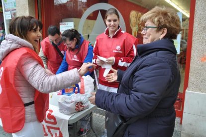 Voluntarios de Càritas, en uno de los puntos de recogida de la edición del año pasado.