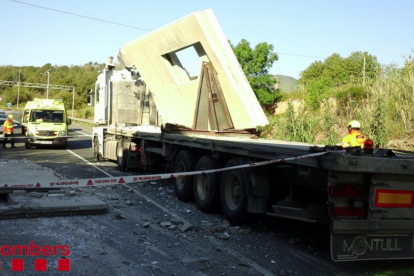 El camió s'ha accidentat i una de les peces de formigó que transportava ha caigut sobre un vehicle tot ferint a un ocupant.