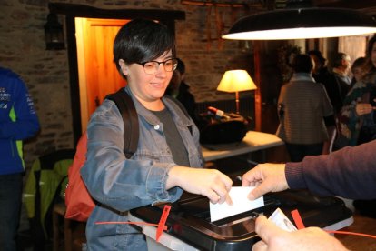 La diputada de la CUP, Mireia Boya, votando en el referéndum del 1-O.