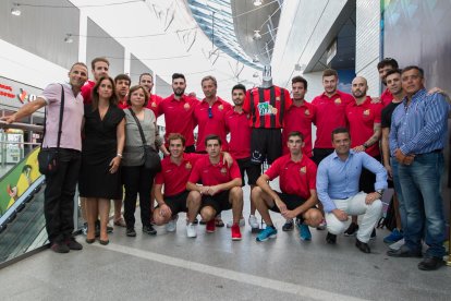 La plantilla, con la camiseta.