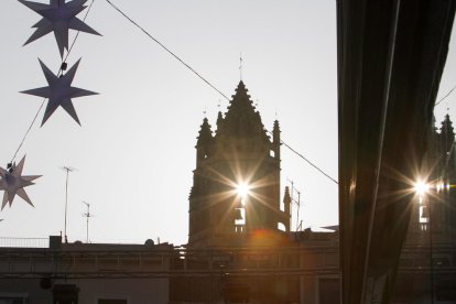 Imatge del sol vist a través dels finestrals del campanar de l'església Prioral en el solstici d'hivern del 2015.