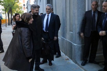 La presidenta del Parlamento, Carme Forcadell, entrando con su abogado, Andreu van den Eynde, en el Supremo.