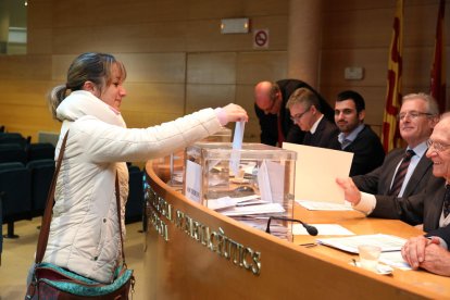 Uno de los abogados colegiados ejerciendo su voto.