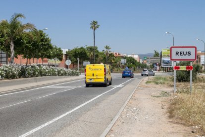 El de la avenida de Salou ha sido tapado por una pintada de la bandera de España.