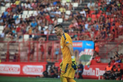 Dimitrievski, durant el partit d'aquesta pretemporada contra el Barça, d'on van treure un meritori empat a 1 gol.