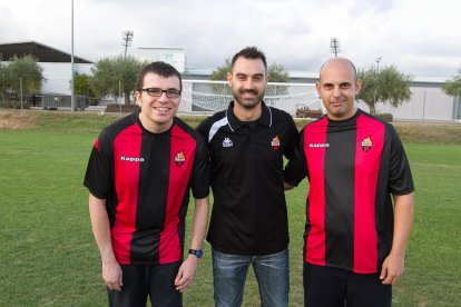 Joan Gómez, David Sangrá y Marcos Zueras sobre el césped del Estadi Municipal de Reus, donde se hizo la presentación del equipo.