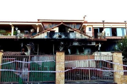 Una caravana i un vehicle calcinats en un incendi d'una casa a Altafulla