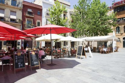 La plataforma es queixa que hi ha pocs espais de la Part Alta sense una terrassa o un bar.