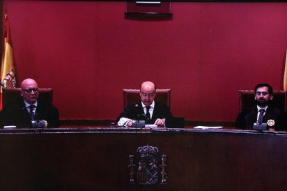 Imagen del Tribunal Superior de Justicia de Cataluña TSJC leyendo la sentencia del juicio del 9-N, imagen de una pantalla el 13 de marzo de 2017