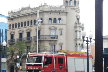 Una dotació de Bombers a la Rambla Nova aquest dilluns al matí.