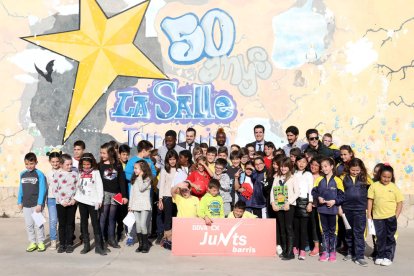 Jugadores y niños durantla visita.