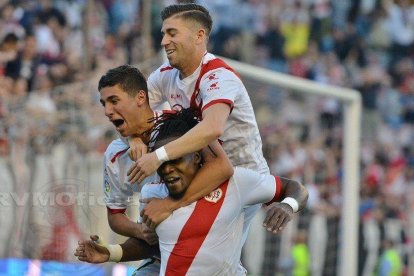 Los jugadores del Rayo celebran uno de los dos goles.