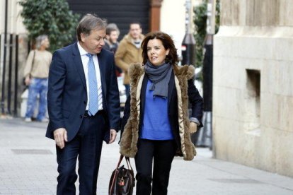 La vicepresidenta del gobierno español Soraya Sáenz de Santamaría llega al Palau de la Generalitat Valenciana acomompañada del delegado del gobierno español Juan Carlos Moragues.