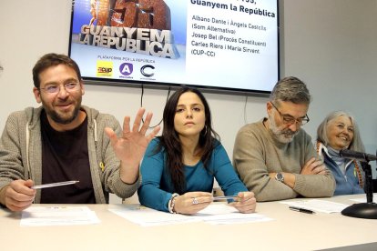 L'exlíder de Podem, Albano Dante Fachin, saluda els periodistes durant la roda de premsa conjunta amb la CUP.