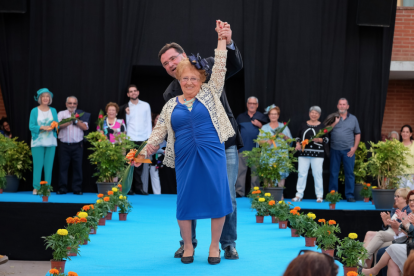 Dos de los participantes en el desfile de moda.