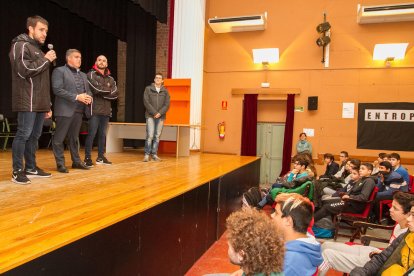 Jordi Cervera, acompañado de Marín y Casanovas (con el micro), ayer en el INS Baix Camp.