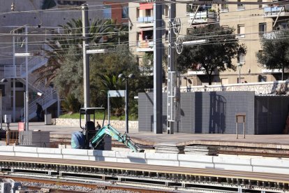 El primer pas ha estat la construcció d'uns murs perimetrals i ara és el torn d'aixecar l'estructura.