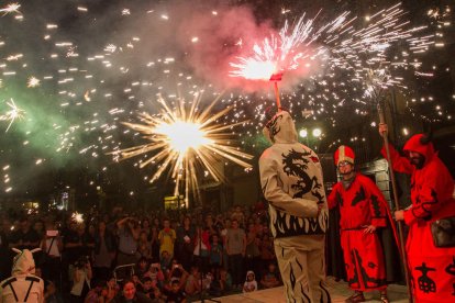 Multitudinària Baixada al moment «més dolç» dels Diables de Reus