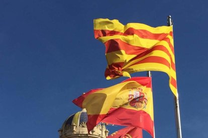 Les banderes catalana, espanyola i de Lleida al terrat del Palau de la Paeria.