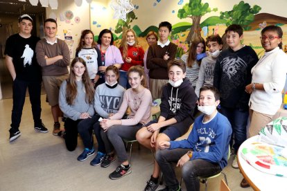 El grup d'alumnes de les Teresianes que, ahir, van passar el matí al centre hospitalari.