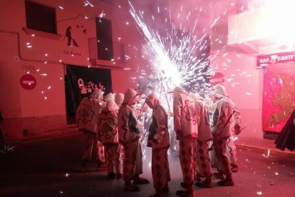 Imatge d'arxiu del Correfoc durant la passada Festa Major de Santa Margarida de la Riera de Gaià.