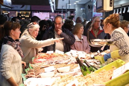 Imagen de algunas pescaderías del Mercat Central el día de su inauguración.