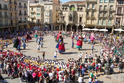 Corpus vuelve a Reus con la coca con cerezas, el huevo cómo baila y los elementos festivos