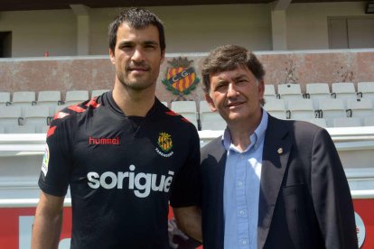 El jugador argentino, el día de su presentación, al lado de Josep M. Andreu, presidente del Nàstic.