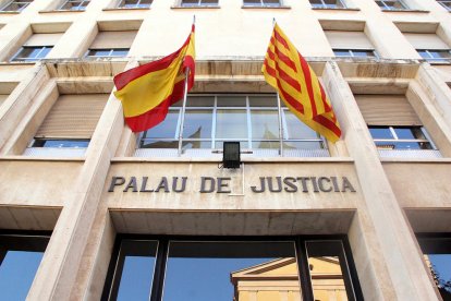 Fachada de entrada en la Audiencia de Tarragona.