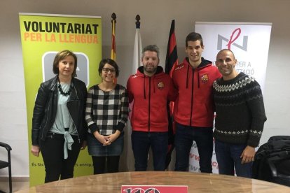 Juanjo Matilla i Càndid Ballart acompanyats de Rut Ortiz, dinamitzadora del Voluntariat per la llengua, i Anna Saperas, directora del CNL, i Jordi Salvadó, responsable de l'Àrea Social del Reus Deportiu.