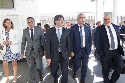 El president de la Generalitat, Carles Puigdemont, a la seva arribada a València, acompanyat dels consellers Rull i Baiget i l'alcalde de Tarragona, Josep Fèlix Ballesteros, i de Girona, Marta Madrenas, a la seva arribada a València. 19 de setembre del 20