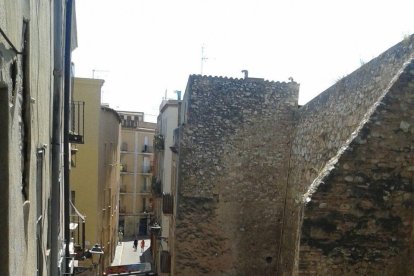 El trenet maniobra en direcció prohibida i llarga cua de cotxes.