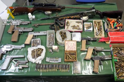 Imatge general de les armes confiscades en la detenció d'un home a Vinaròs, acusat d'un delicte de fabricació no autoritzada d'armes, dipòsit il·legal d'armes i munició.