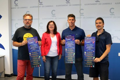 L'alcaldessa de Cambrils, Camí Mendoza, el regidor de cultura i festes, Lluís Abella, i els impulsors de l'entitat Cambrils la Mar de Jazz, Isaac Albesa i Dani Morell en la presentació de l'acte.