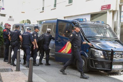 imagen de los agentes del cuerpo del Estado marchándose del hotel reusense.