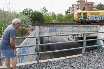 Virgili, resident a la urbanització, assegura que a l'estiu succeeix amb major freqüència.