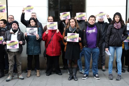 Imagen de la portavoz de la CUP, Laia Estrada, delante donde|dónde estaba el antiguo Bershka.