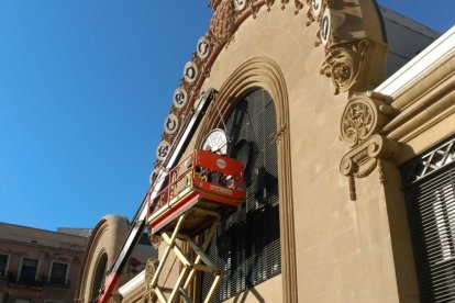 El reloj del Mercat Central se ha instalado este martes por la mañana.