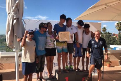 El equipo del Club Martítim Torredembarra con la 'Safata'.