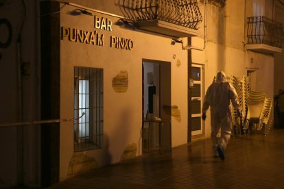 Un agent de la policia científica dels Mossos davant del bar Punxa'm Pinxo de Sant Carles de la Ràpita.