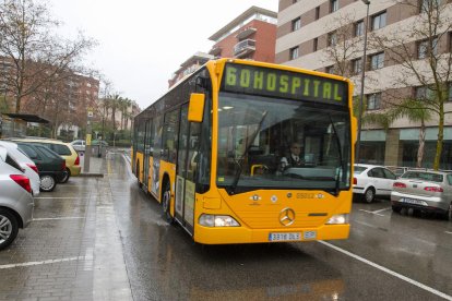 Un vehicle de la L60, que connecta les Oques i el Sant Joan.