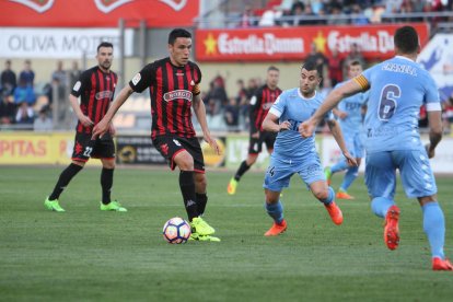 El capitán Ramon Folch conduce la pelota bajo la mira de López Garai, delante de Granell, en el derbi catalán contra el Gerona, el domingo.