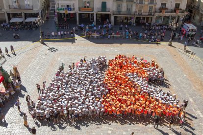 Vista aèria del mosaic del Basilisc que han fet els escolars en el marc de l''Hola, Sant Pere!'