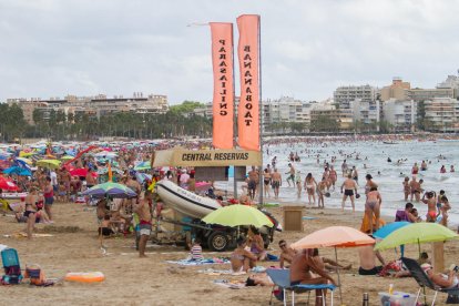 Aquesta és la imatge que presentava dimarts la platja de Llevant de Salou, plena de gom a gom, a la sorra i a l'aigua.