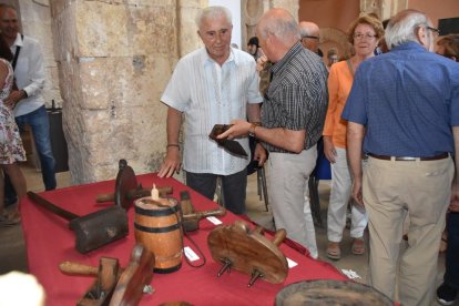 Imagen del acto de inauguración de la exposición sobre el oficio de los toneleros.