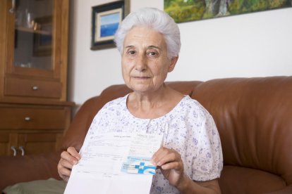 Fortuny, al sofà de casa seva, amb la carta, la recepta i el rebut del pagament de la vacuna.